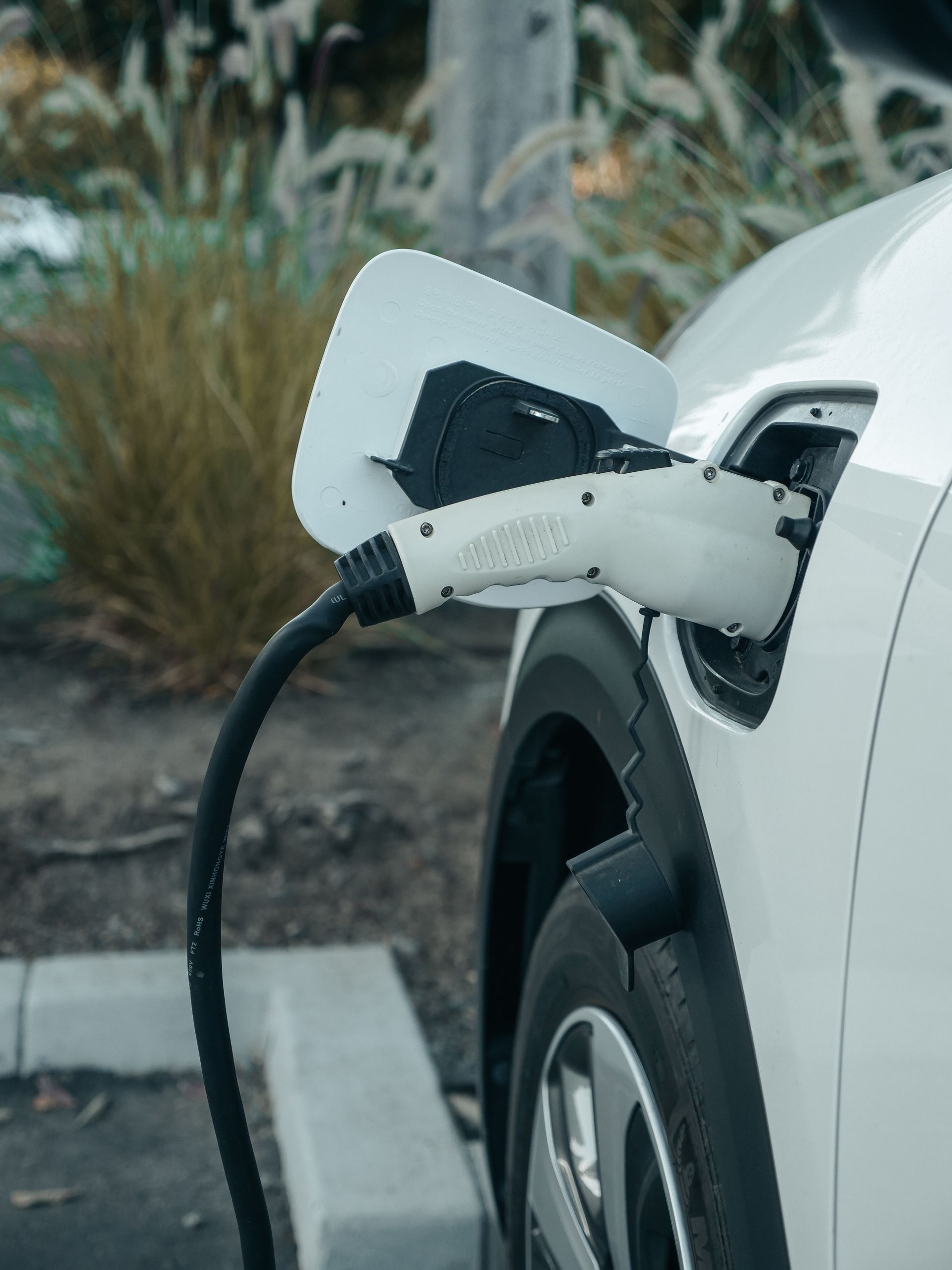 Latauskaapeli kytkettynä autoon