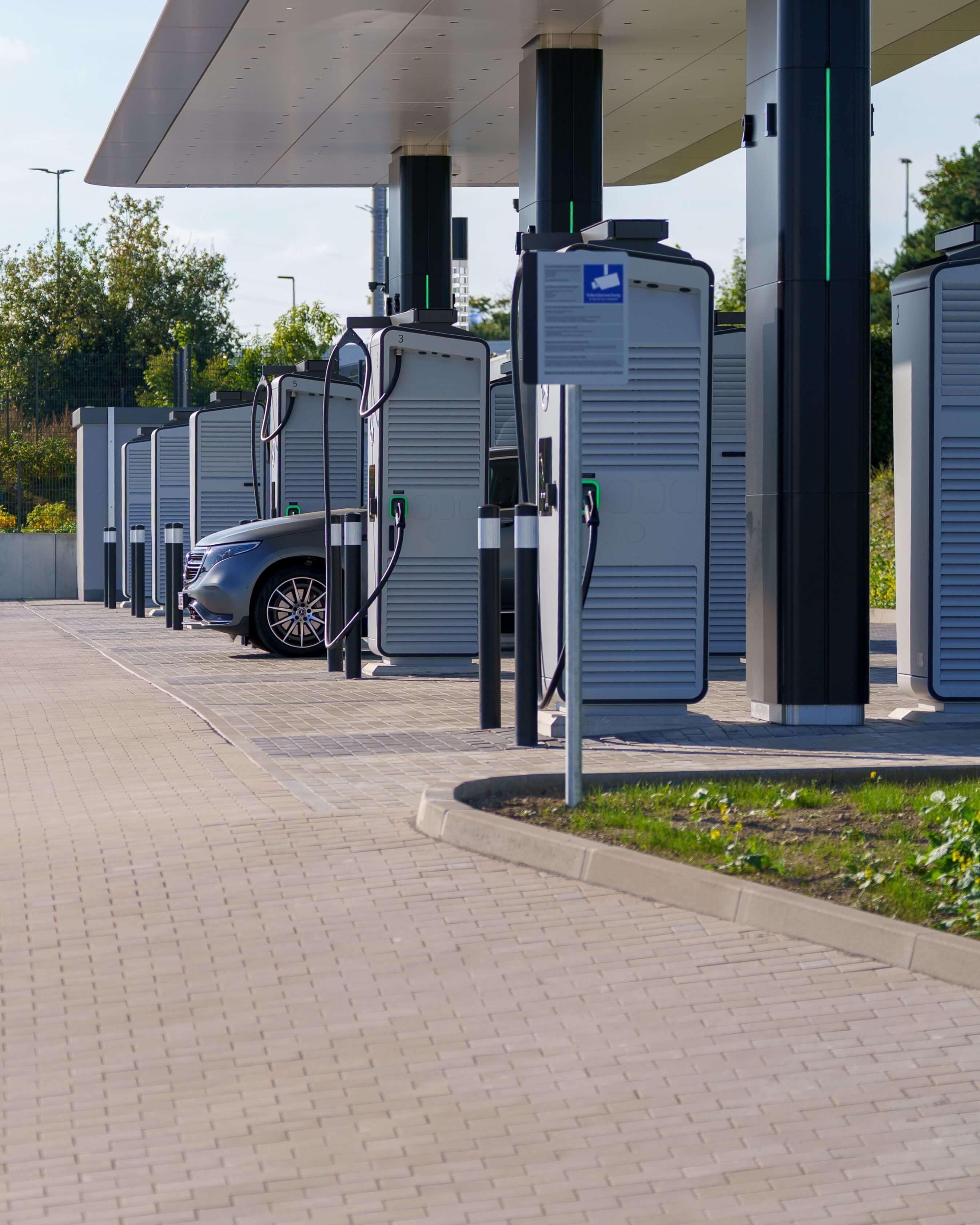 Sähköauton latausasema kohteessa