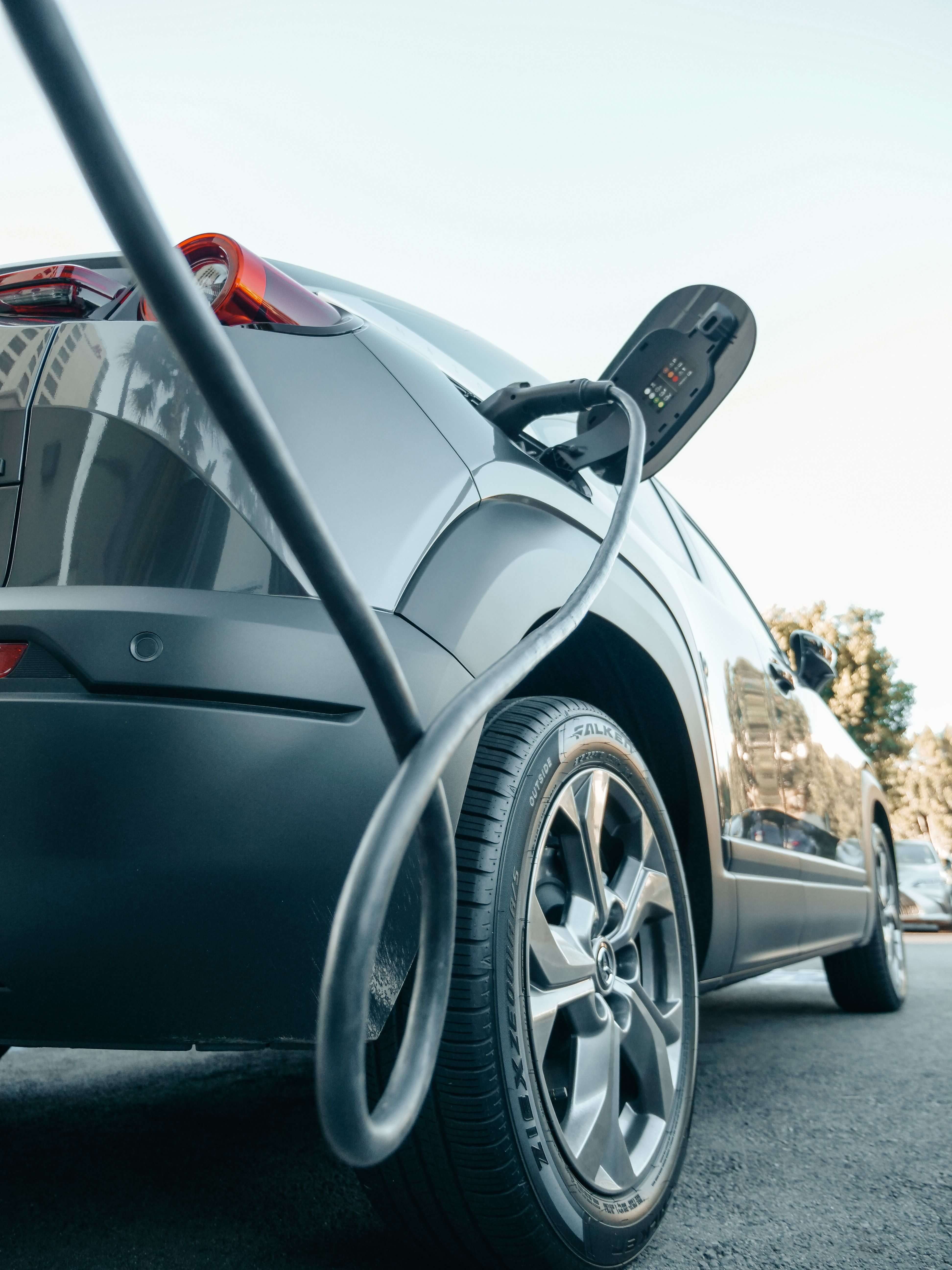 Sähköauto kotipihalla latauksessa